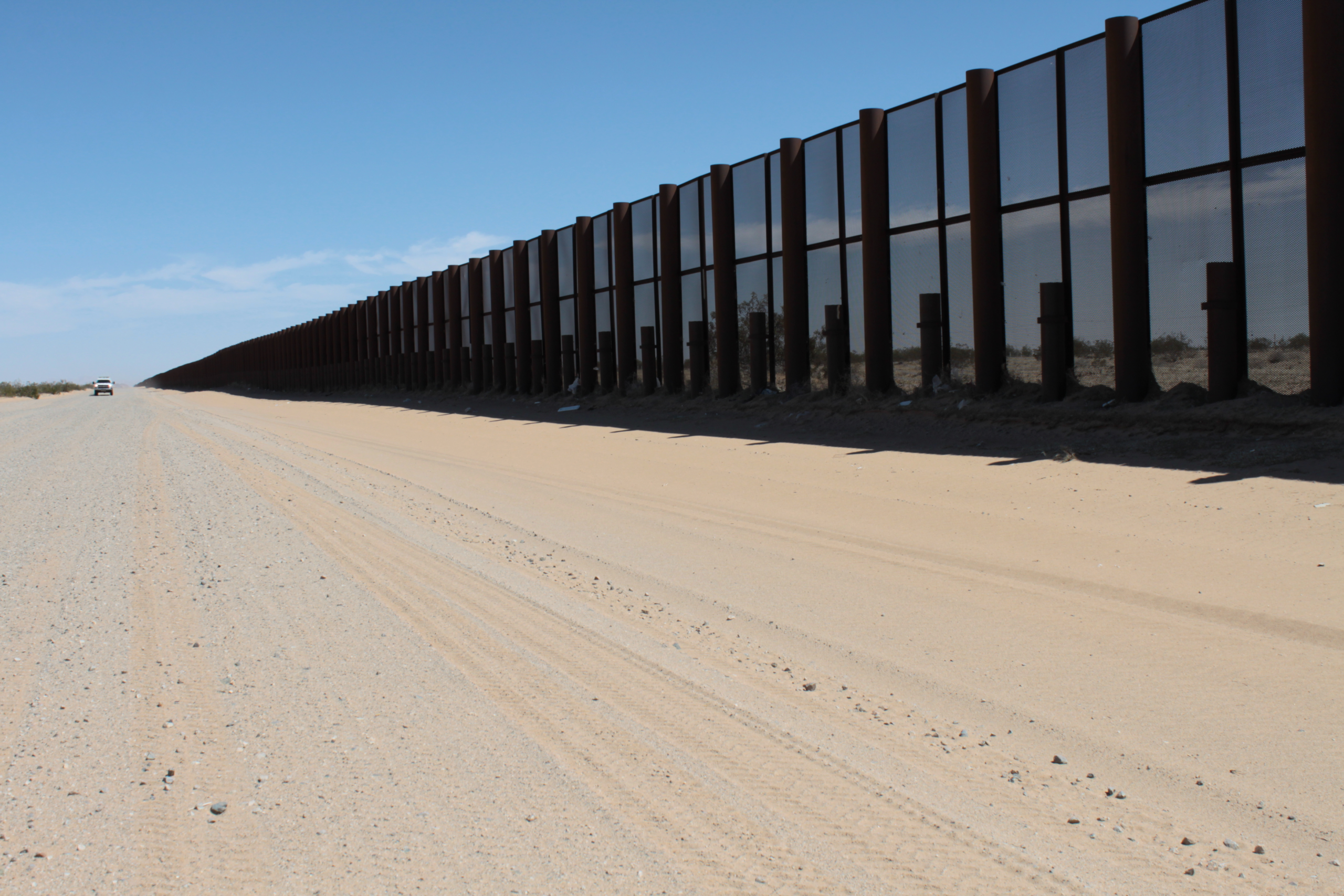 vehicle-barrier-fencing-and-screen-fencing-along-t-2026-01-11-10-26-00-utc